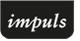 Schwarzes Rechteck mit weißem, kursivem Schriftzug "impuls".