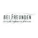 Logo mit Text "bei Freunden" und "Gestaltung Kommunikation Entwicklung" in grau, verschnörkelt.