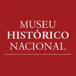 Texto branco com "Museu Histórico Nacional" em fundo vermelho.