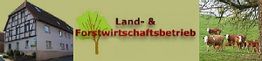 Fachwerkhaus, Baum-Logo mit Text "Land- & Forstwirtschaftsbetrieb", und Kühe auf grüner Weide.