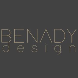 Benady Design-Logo in goldener Schrift auf dunkelgrauem Hintergrund.