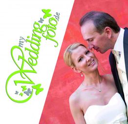 Brautpaar vor rotem Hintergrund, er flüstert etwas, Schriftzug "myWeddingfoto.de" in Grün.