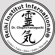 Logo des Reiki Institut International mit japanischen Zeichen und Städtenamen.