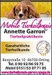 Ein Hund ruht auf dem Boden. Text: Mobile Tierheilpraxis, Kontaktinfo von Annette Garron.