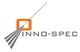 Logo mit orangefarbenem Quadrat und grauen Strahlen, daneben der Text „INNO-SPEC“.