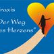 Praxis „Der Weg des Herzens“ mit Silhouette auf einem Pfad durch ein Herz auf blauem Hintergrund.