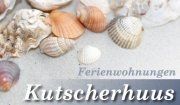 Muscheln und Schriftzug „Ferienwohnungen Kutscherhuus“ auf hellem Hintergrund.