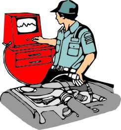 Techniker arbeitet mit einem Computer an einem Autodiagnosegerät.