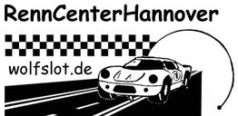 Rennwagen auf Rennstrecke, Text: "RennCenterHannover", "wolfslot.de" mit Schachbrettmuster.