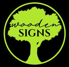 Grünes Baum-Logo mit Schriftzug "wooden SIGNS" in der Mitte auf schwarzem Hintergrund.