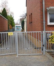 Zweiflügeliges Tor mit automatischen Torantrieben