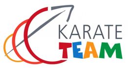Logo mit drei Pfeilen und dem Text "KARATE TEAM" in bunten Buchstaben.