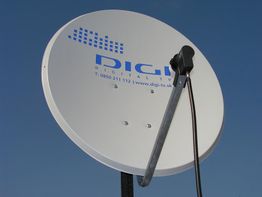 Antena parabólica blanca con logotipo azul de Digi contra un cielo despejado.
