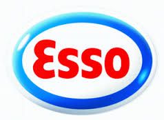 Logo von Esso mit roter Schrift auf blau umrandetem, weißem Hintergrund.