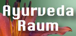 Blume mit Text: „Ayurveda Raum“ auf grünem Hintergrund.
