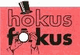 Roter Hintergrund mit "hokus fokus" Text, Zylinderhut und Händen, die eine Kamera halten.