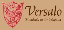 Wappen mit rotem Wolf und Text "Versalo, Handsatz in der Setzgasse" auf beigem Hintergrund.