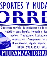 Furgoneta de mudanzas con texto sobre servicios en Madrid, incluyendo contacto y sitio web.