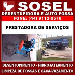 Equipamento de desentupimento e caminhão de auto fossa com funcionários em serviço.