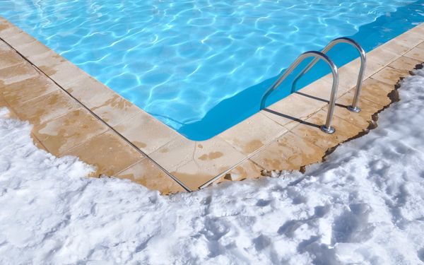 Poll ist umgeben von Schnee im Winter