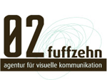 Logo mit Text: "02 fuffzehn, agentur für visuelle kommunikation". Hintergrund mit Linienmuster.