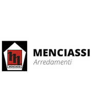 Logo di "Menclossi Arredamenti" con pentagono bianco/rosso e scritta nera.