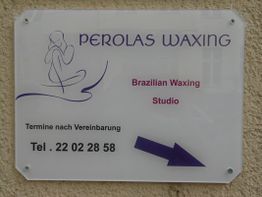 Schild für Perolas Waxing Studio mit Telefonnummer und lila Pfeil nach rechts.