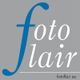 Logo mit "foto flair" in Blau und Weiß auf grauem Hintergrund, Website: fotoflair.eu.