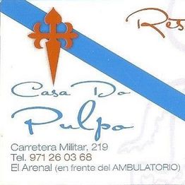 Tarjeta con logotipo azul y naranja de "Casa Do Pulpo" y dirección en El Arenal.