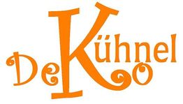 Orange Schriftzug "DeKühnel" in verspielter, geschwungener Typografie.