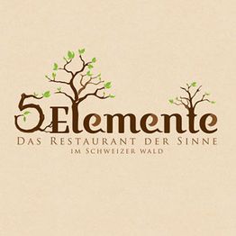 Logo: „5 Elemente“, Baum mit Blättern, Text „Das Restaurant der Sinne im Schweizer Wald“.