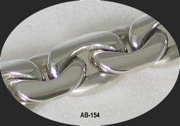 Nahaufnahme einer glänzenden Metallkette auf weißem Hintergrund, beschriftet mit "AB-154".