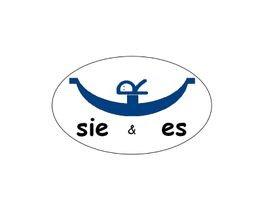 Ovales Logo mit einem blauen, lächelnden Gesicht und dem Text "sie & es".