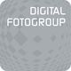 Graues Logo mit weißem Text "Digital Fotogroup" und schachbrettartigem Hintergrundmuster.