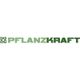 Textlogo "PFLANZKRAFT" in Grüntönen, links daneben ein stilisiertes Blattmotiv.