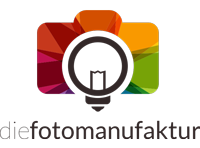 Logo mit bunter Kamera und Glühbirne, Text: "die fotomanufaktur" in Schwarz.