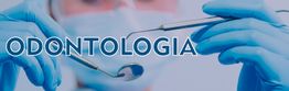 Mãos com luvas segurando instrumentos dentários; texto "ODONTOLOGIA" em destaque.
