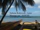 Hawaiianischer Strand mit Kanus und Palmen, Text bewirbt Kahuna Bodywork und Lomi-Massage aus Hawaii.