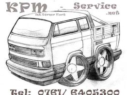 Zeichnung eines Lieferwagens mit großen Felgen und Schriftzug "KPM Service" und Telefonnummer.