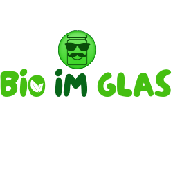 "Logo mit Aufschrift 'Bio im Glas', Grünes Glas mit Sonnenbrille und Schnurrbart."