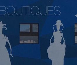 Blaue Modevitrine mit Silhouetten und buntem Logo links oben. Text: "LES BOUTIQUES" und Namen.