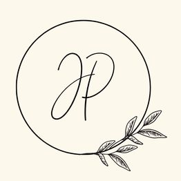 Monogramme JP entouré d'un cercle avec une branche de feuilles décorative en dessous.