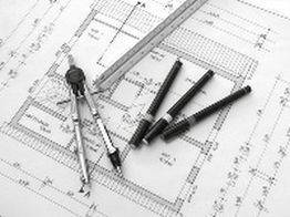 Zeichnung mit Stiften, Zirkel und Lineal auf einem Architekturplan.