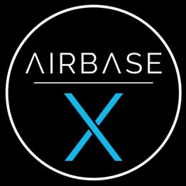 Schwarzer Hintergrund mit weißem Kreis. Text: "AIRBASE" oben, großes blaues "X" darunter.