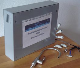 Grau-silbernes Gerät mit Aufschrift "Hochleistungsmolekular Filter Osmose-Anlage" und Zubehör.