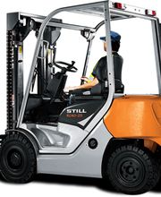 Carrello elevatore arancione con conducente in casco blu, visto di lato.