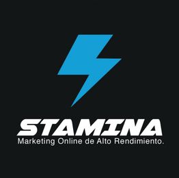 Logotipo con un rayo azul y texto "STAMINA: Marketing Online de Alto Rendimiento". Fondo negro.
