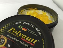 Cera limpadora e polidora Polyautt Premiumm com embalagem aberta, mostrando conteúdo amarelo.