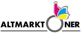 Logo mit Text "ALTMARKTONER", Schmetterling in Pink, Blau und Gelb oberhalb des Buchstaben "O".