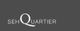 Grauer Hintergrund, weißer Text „SEH QUARTIER“ in der Mitte.